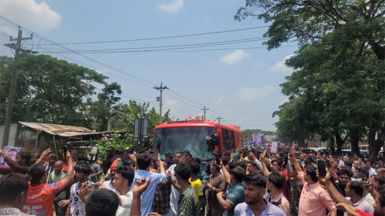কুমিল্লায় প্রধানমন্ত্রী, পথে পথে জনতার ঢল