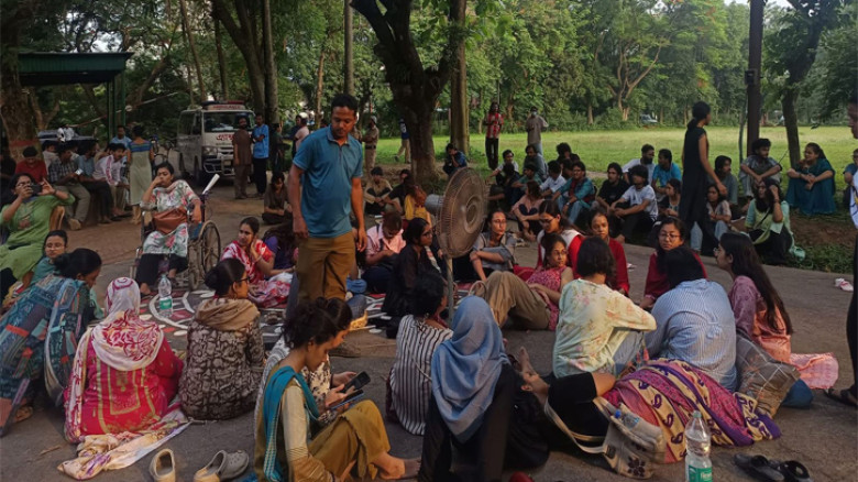 জাবি প্রক্টরের পদত্যাগের দাবিতে রাতভর উপাচার্যের বাসভবনের সামনে আন্দোলন