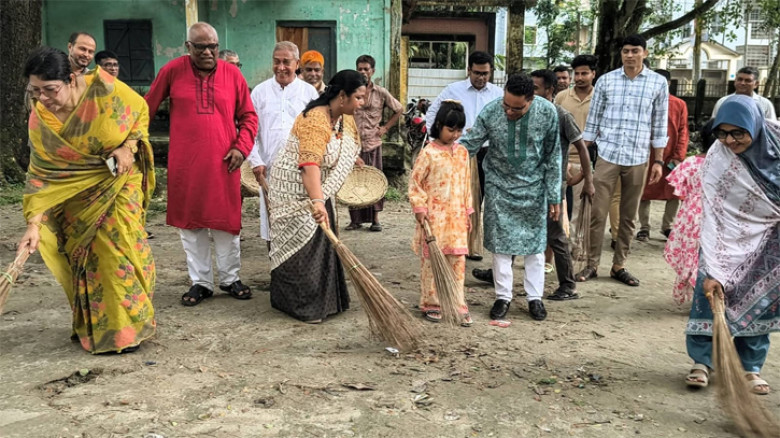 কুড়িগ্রামে বিশেষ পরিচ্ছন্নতা অভিযান, ডেঙ্গু প্রতিরোধে সচেতনতার আহ্বান জেলা প্রশাসকের