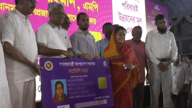 যশোরে ২০৪২ পরিবারের মাঝে ফ্যামিলি কার্ড বিতরণ উদ্বোধন