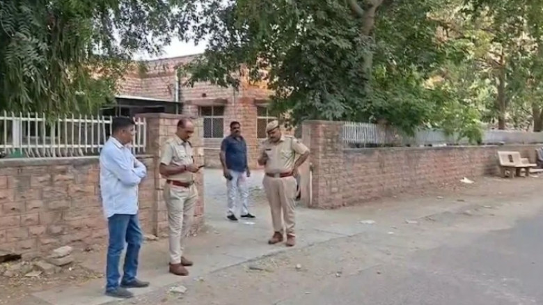 ৪ বছরের ব্ল্যাকমেইল ও গণধর্ষণ: বিচার না পেয়ে বড়বোনের পর ছোটবোনেরও আত্মহত্যা