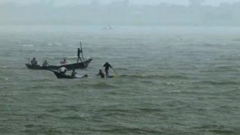 বগুড়ায় ঝড়ের কবলে নৌকাডুবিতে নিখোঁজ ১১, উদ্ধার ১০