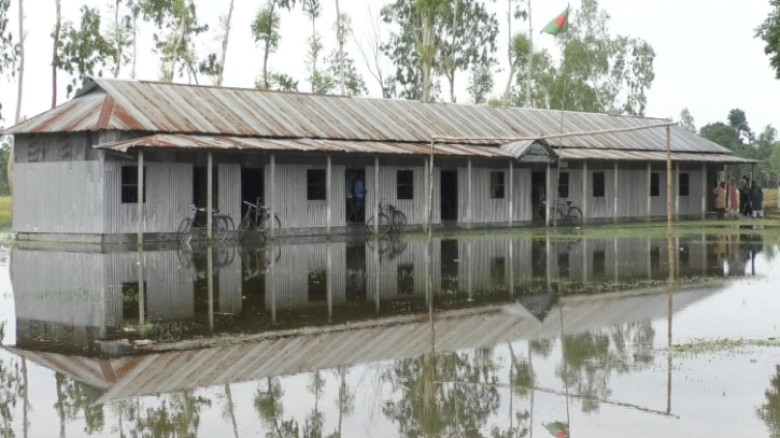 বিদ্যালয় প্রাঙ্গণে জলাবদ্ধতা, স্বাস্থ্যঝুঁকিতে শিক্ষার্থীরা