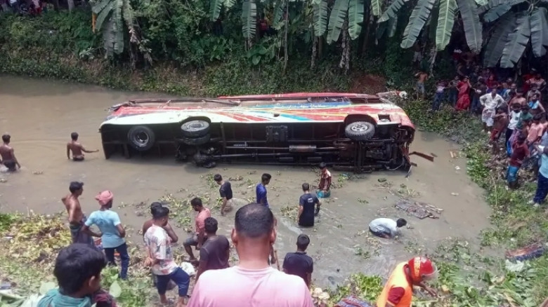 কুষ্টিয়ায় বাস-ট্রাক সংঘর্ষে নিহত ৪