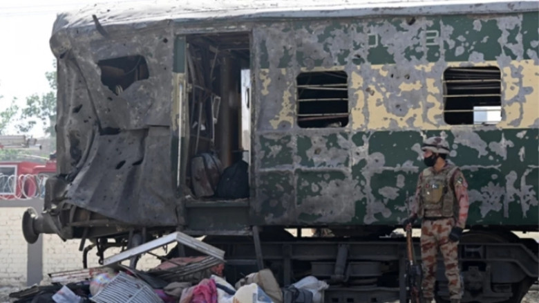 পাকিস্তানে সামরিক সদস্যবাহী ট্রেনে ভয়াবহ বিস্ফোরণ, নিহত ২৪