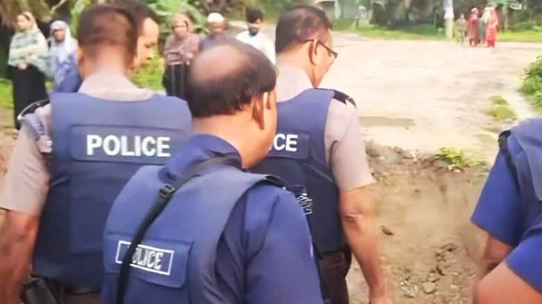 জঙ্গল সলিমপুর: বুলডোজার দিয়ে র‍্যাব ক্যাম্পের দেয়াল গুঁড়িয়ে দিল সন্ত্রাসীরা, এক্সকাভেটর দিয়ে খুঁড়ল রাস্তা