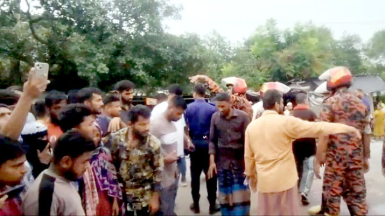 মহাসড়কে বাসের ধাক্কায় দম্পতি ও শিশুকন্যা নিহত
