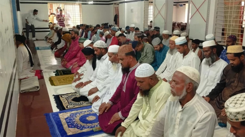 সৌদি আরবের সঙ্গে মিল রেখে দেশের বিভিন্ন জেলায় ঈদ উদযাপন