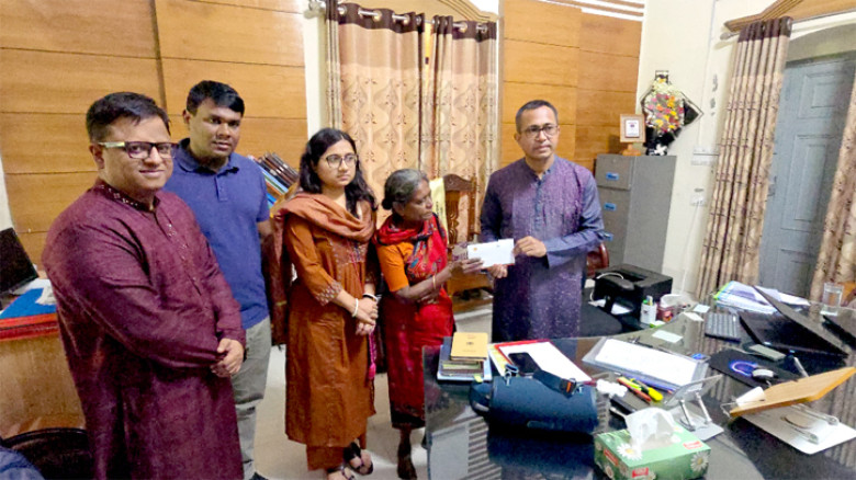 ভাইরাল লোকসংগীত শিল্পী লাইলীর পাশে দাঁড়াল জেলা প্রশাসন