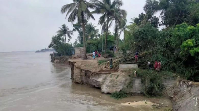 পাহাড়ি ঢল ও টানা বর্ষণে বাড়ছে যমুনা নদীর পানি