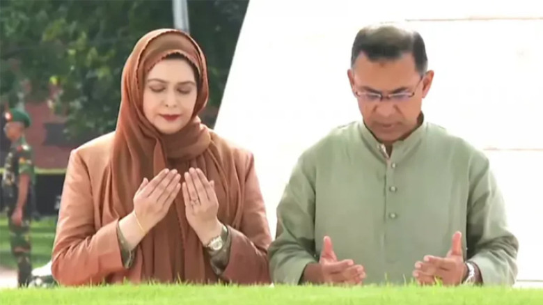 ঈদের নামাজ শেষে বাবা-মায়ের কবর জিয়ারত করলেন প্রধানমন্ত্রী