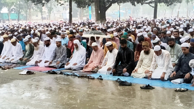 শোলাকিয়ায় এক রাকাতের পরই মুষলধারে বৃষ্টি, তবু মাঠ ছাড়েননি মুসল্লিরা