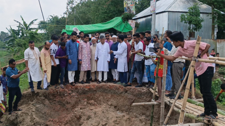 টানা বৃষ্টিতে কালভার্ট ভেঙে জনদুর্ভোগ, দ্রুত ব্রিজ নির্মাণের নির্দেশ দিলেন এমপি মান্নান