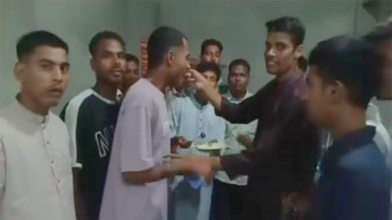 লক্ষ্মীপুরে গোপন কক্ষে ঈদ পুনর্মিলনী করল নিষিদ্ধ ছাত্রলীগ, ভাইরাল ভিডিও