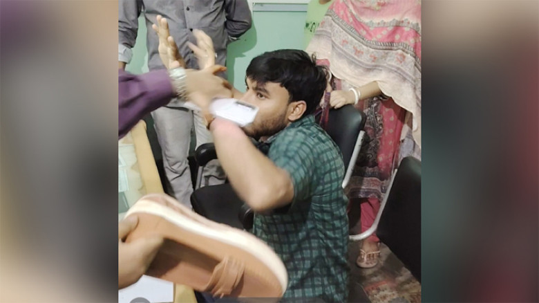 নারী হয়রানির অভিযোগে এনসিপি নেতাকে জুতাপেটা, দল থেকে অব্যাহতি