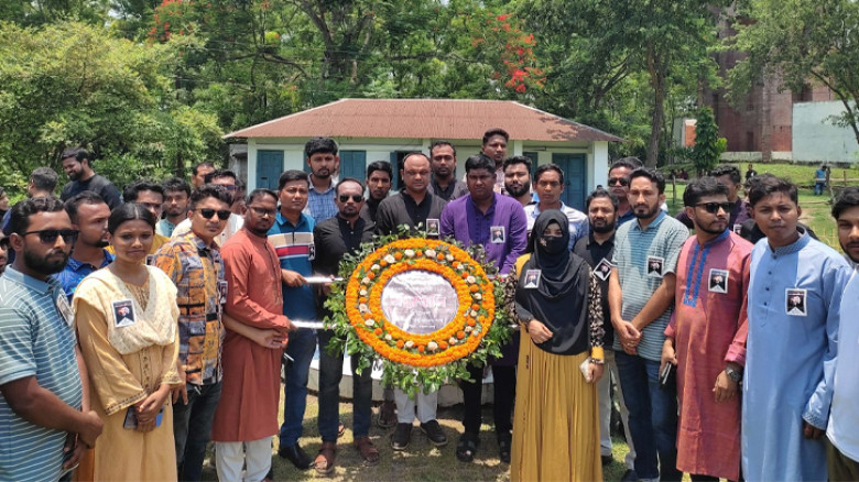 শহীদ জিয়ার ৪৫তম শাহাদাতবার্ষিকীতে ইবি ছাত্রদলের শ্রদ্ধাঞ্জলি নিবেদন