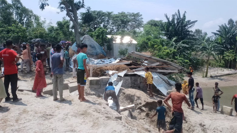 কুড়িগ্রামে বালু ব্যবসায়ীদের অবৈধ টোল ঘর গুড়িয়ে দিল এলাকাবাসী