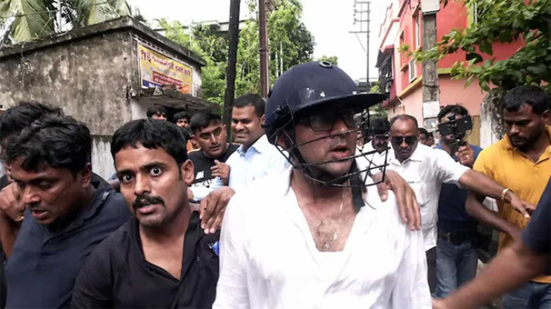 মমতার ভাতিজা অভিষেককে চড়-থাপ্পড়, ডিম-পাথর নিক্ষেপ