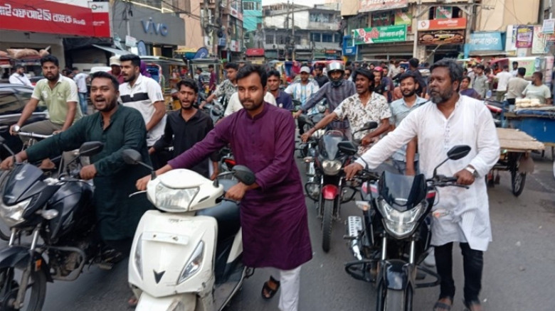 তেলের দাম বৃদ্ধির প্রতিবাদে যশোরে মোটরসাইকেল ঠেলে এনসিপির বিক্ষোভ