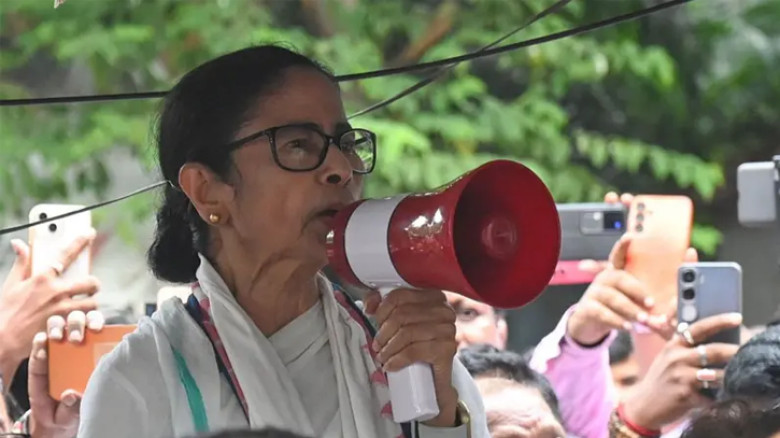 বাংলাদেশে কাকে খুন করিয়েছিলেন' মন্তব্যের জেরে মমতার বিরুদ্ধে মামলা