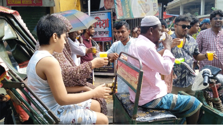 আখাউড়ায় বিএনপির উদ্যোগে পথচারীদের মাঝে শরবত বিতরণ