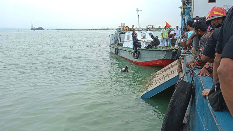 দৌলতদিয়া ফেরিঘাটে ফের বাস পড়ল পদ্মায়, উদ্ধার ৩