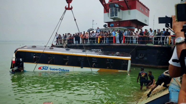 উদ্ধার হলো দৌলতদিয়া ফেরিঘাটে ডুবে যাওয়া বাসটি, চালক-সহকারী হাসপাতালে