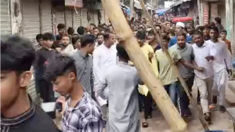 হাজারো নেতাকর্মী নিয়ে ছাত্রলীগের মিছিল, সরে গেল পুলিশ