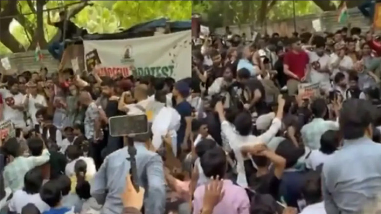 দিল্লিতে বিক্ষোভ করছে ‘ককরোচ জনতা পার্টি’