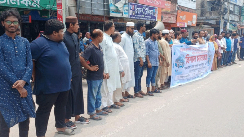 রংপুরে বন্ধ হওয়া মেইল বাস চালুর দাবিতে নাগেশ্বরীতে মানববন্ধন