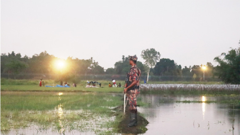 পঞ্চগড় সীমান্তে ৬০ ঘণ্টা আটকে দশ নাগরিক, ৪ জনের আধার কার্ডও নিয়ে গেছে বিএসএফ
