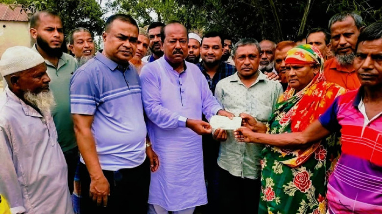 চহরা গ্রামে অগ্নিকাণ্ডে ক্ষতিগ্রস্ত তিনটি পরিবারের পাশে জেলা পরিষদ