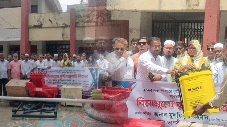 আখাউড়ায় কৃষকদের মাঝে বিনামূল্যে কৃষিযন্ত্র বিতরণ