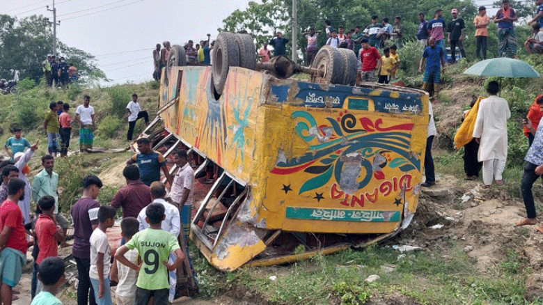 ব্রাহ্মণবাড়িয়ায় নিয়ন্ত্রণ হারিয়ে বাস খাদে, নারী শিশুসহ নিহত ৪