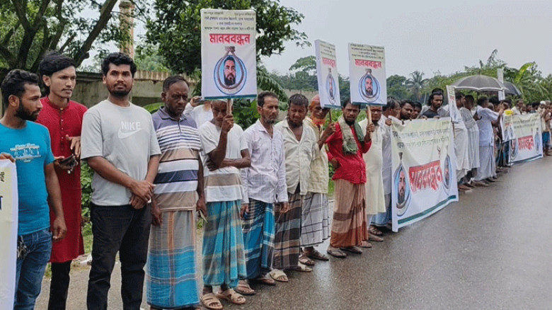 নবীনগরে মাদক ব্যবসায়ীদের গডফাদারের বিচার ও ফাঁসির দাবিতে মানববন্ধন