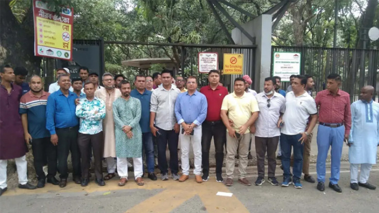 বিএনপি চেয়ারম্যানের কার্যালয়ের সামনে যুবদলের পদবঞ্চিত নেতাদের অবস্থান