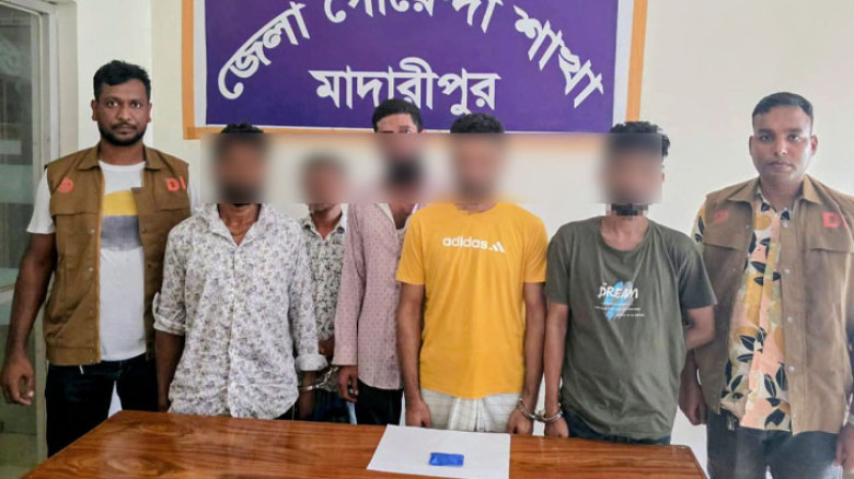 রাজৈরে ১৫০ পিস ইয়াবাসহ পাঁচ মাদক কারবারি গ্রেপ্তার