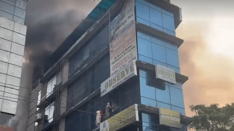 রাজধানীর ধানমন্ডিতে বহুতল ভবনে আগুন