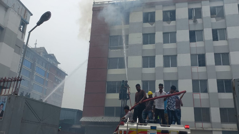গাজীপুরে পোশাক কারখানায় ভয়াবহ আগুন