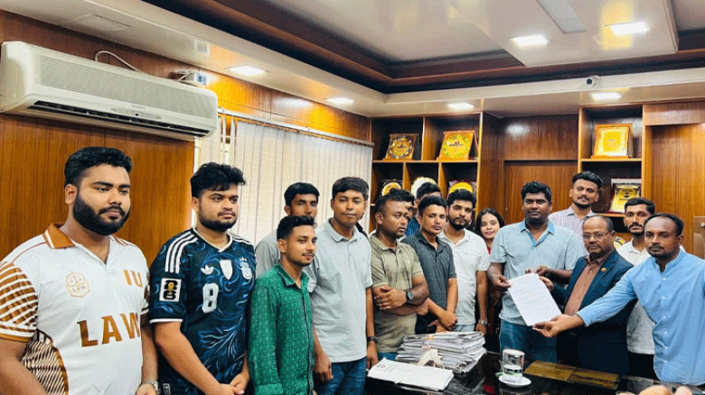 ইবিতে বড় পর্দায় বিশ্বকাপ ফুটবল প্রদর্শনের দাবিতে ছাত্রদলের স্মারকলিপি