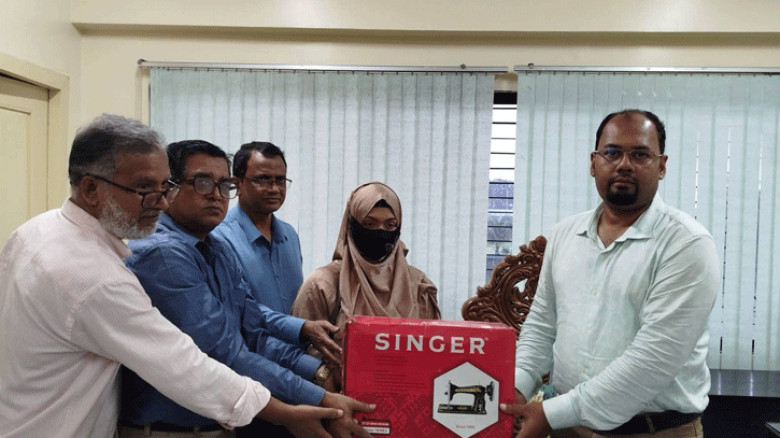 নারীদের আত্মনির্ভরশীল করতে মিরকাদিম পৌরসভায় সেলাই মেশিন বিতরণ