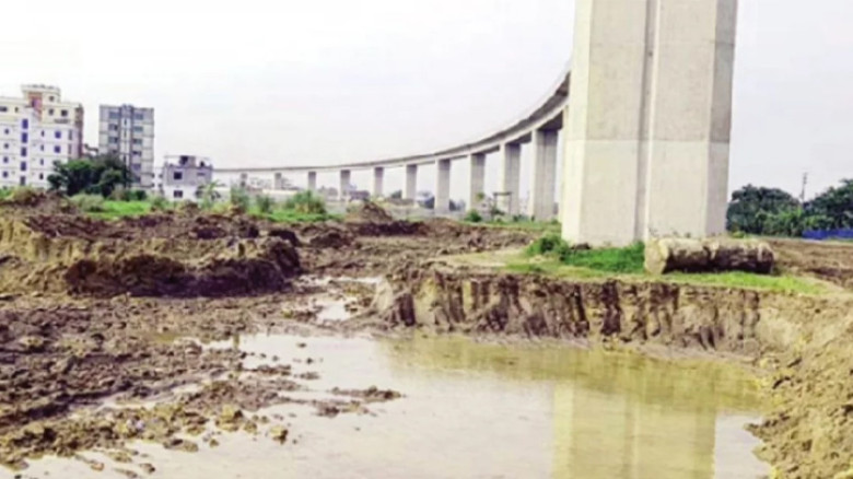 আলীগঞ্জে পদ্মা রেল সেতুর পিলারের নিচ থেকে মাটি উত্তোলন