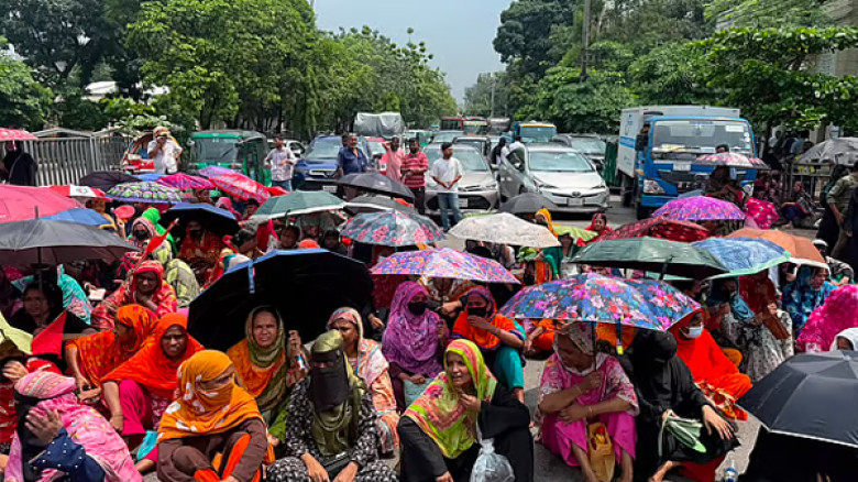দুই ঘণ্টার অবরোধ শেষে তেজগাঁও সড়ক ছেড়েছেন শ্রমিকরা, ভোগান্তিতে যাত্রীরা
