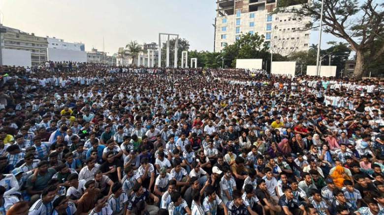 আর্জেন্টিনার ম্যাচ উপলক্ষে রাজশাহী শহীদ মিনার প্রাঙ্গণ যেন এক টুকরো আর্জেন্টিনা