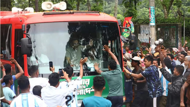 সিলেটে থেকে সড়কপথে মৌলভীবাজারের উদ্দেশে প্রধানমন্ত্রী