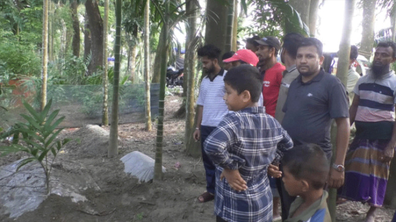তরুণীর কবর থেকে সুগন্ধি,স্বপ্নে দেখলেন জীবিত, অবশেষ কবর খুঁড়লো স্বজরেরা