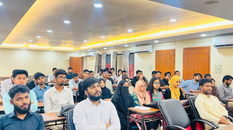 কুবিতে রোটার্যাক্ট ক্লাব ও ডিবেটিং সোসাইটির যৌথ উদ্যোগে ‘স্পিক-আপ’ সেমিনার অনুষ্ঠিত