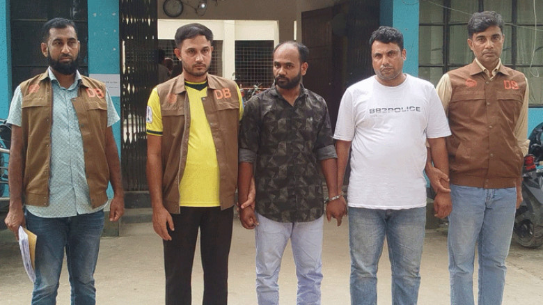 পুলিশে চাকরি দেওয়ার নামে প্রতারণার চেষ্টাকালে দুই প্রতারক গ্রেপ্তার