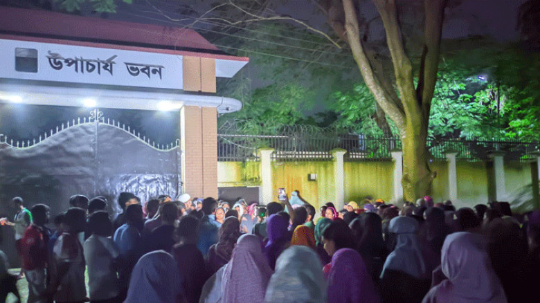 প্রভোস্টের পদত্যাগ দাবিতে মধ্যরাতে বেরোবি শিক্ষার্থীদের বিক্ষোভ