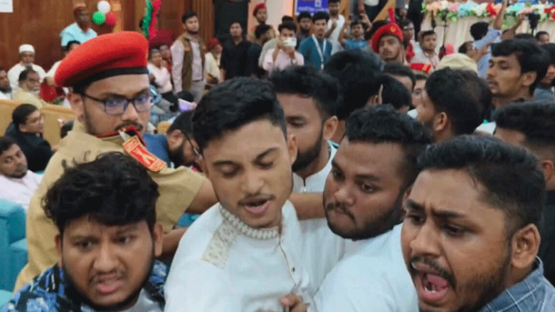 নোবিপ্রবির মেগা প্রকল্প সেনাবাহিনীকে হস্তান্তরের দাবি ঘিরে ধস্তাধস্তি, উত্তেজনা ছাত্রদল–শিক্ষার্থীদের মধ্যে